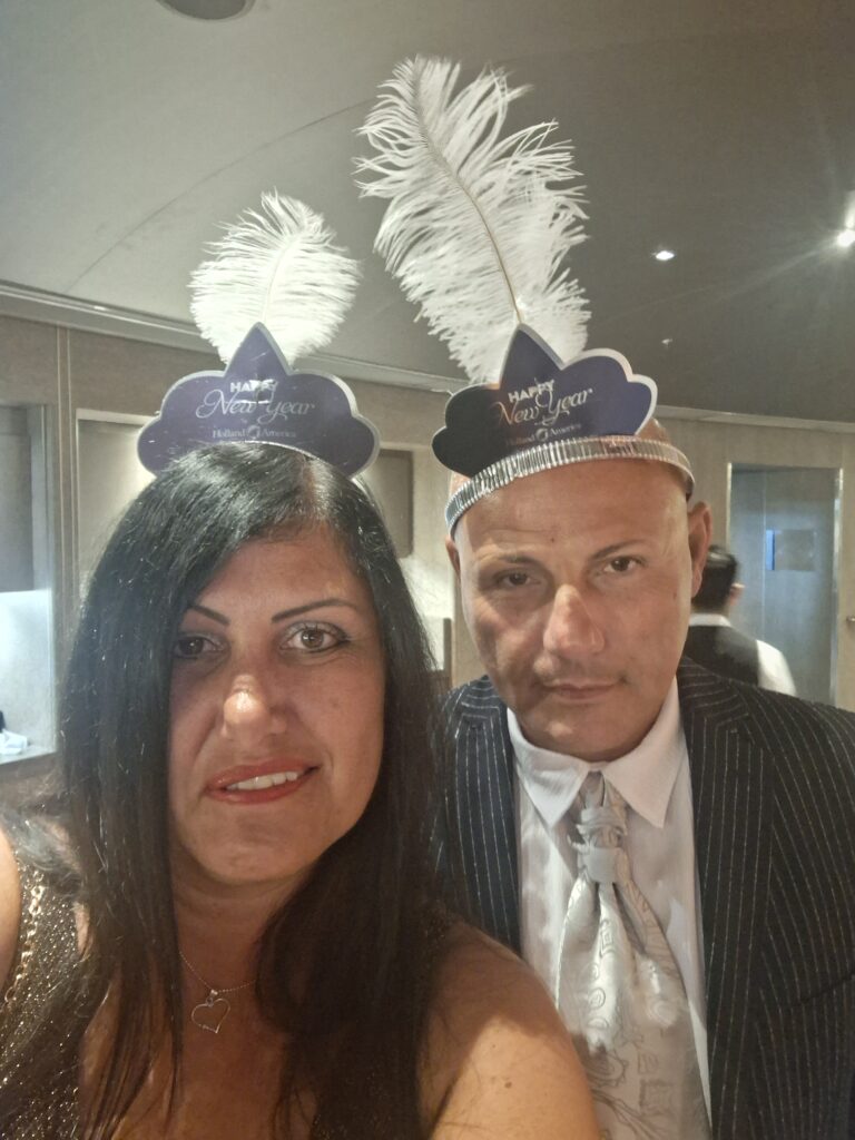 Party di capodanno, cerchietti con piume su nave Holland