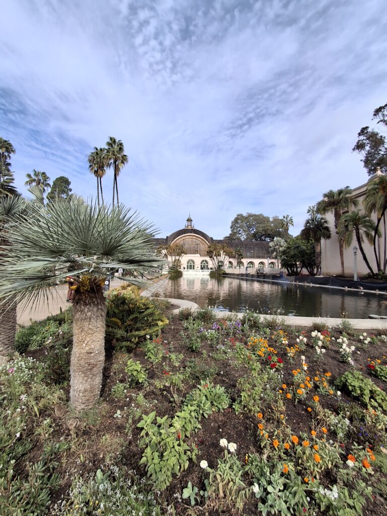 Balboa Botanical Building al Balboa Park di San Diego con Lily Pond (o stagno delle ninfee)