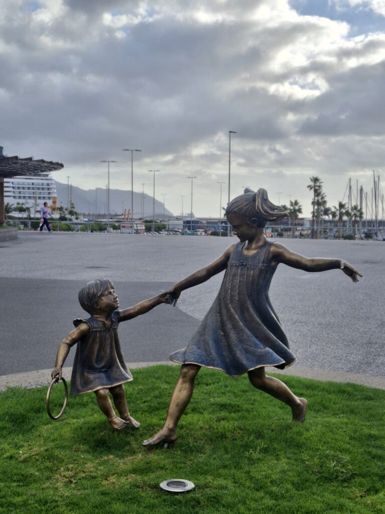 Monumento bambini al porto di Santa Cruz