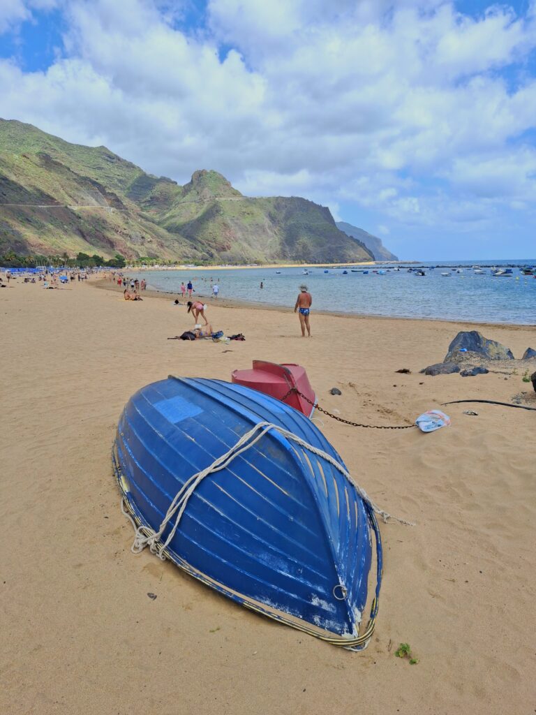 Barca a Playa las Teresitas tenerife con sfondo montagne