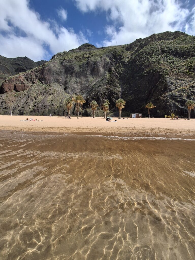 Playa las Teresitas a Tenerife veduta dall'acqua sulle montagne