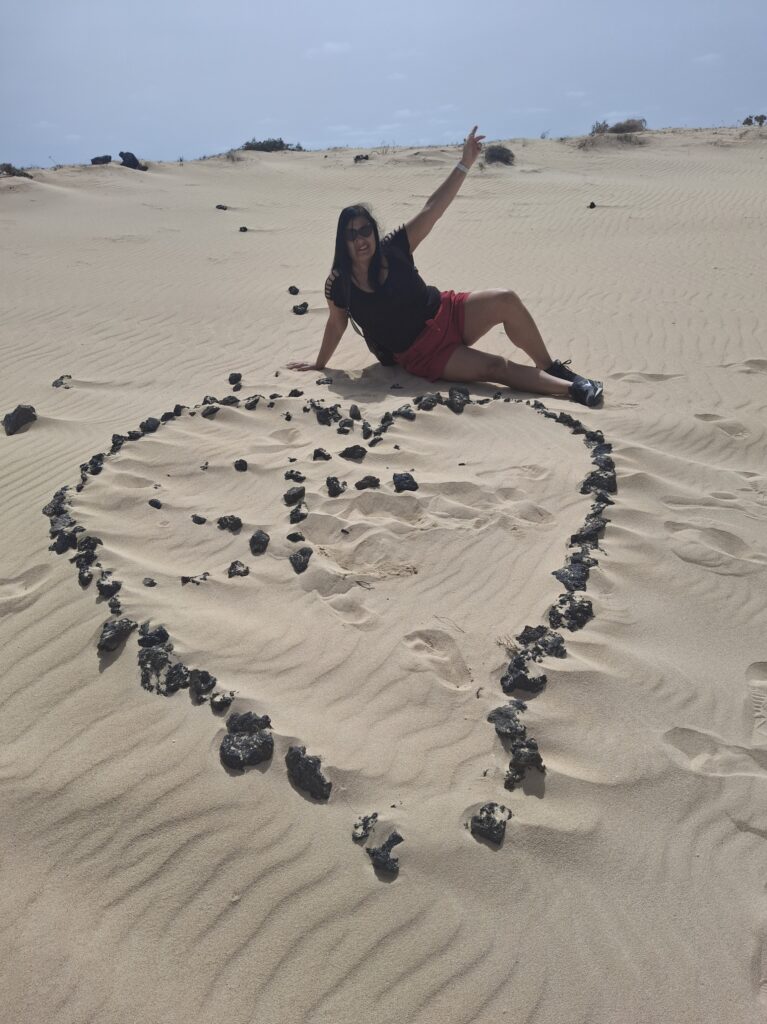 Un cuore con i sassi alle dune di Corralejo Canarie