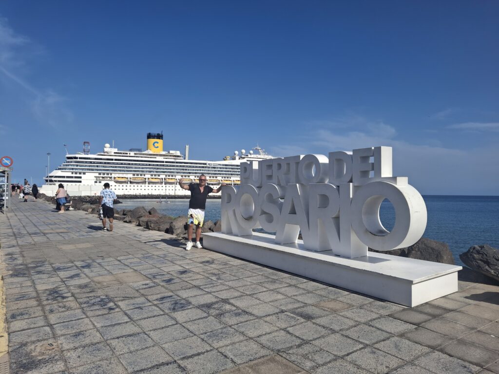 Scritta Puerto del Rosario e Costa Fortuna sullo sfondo