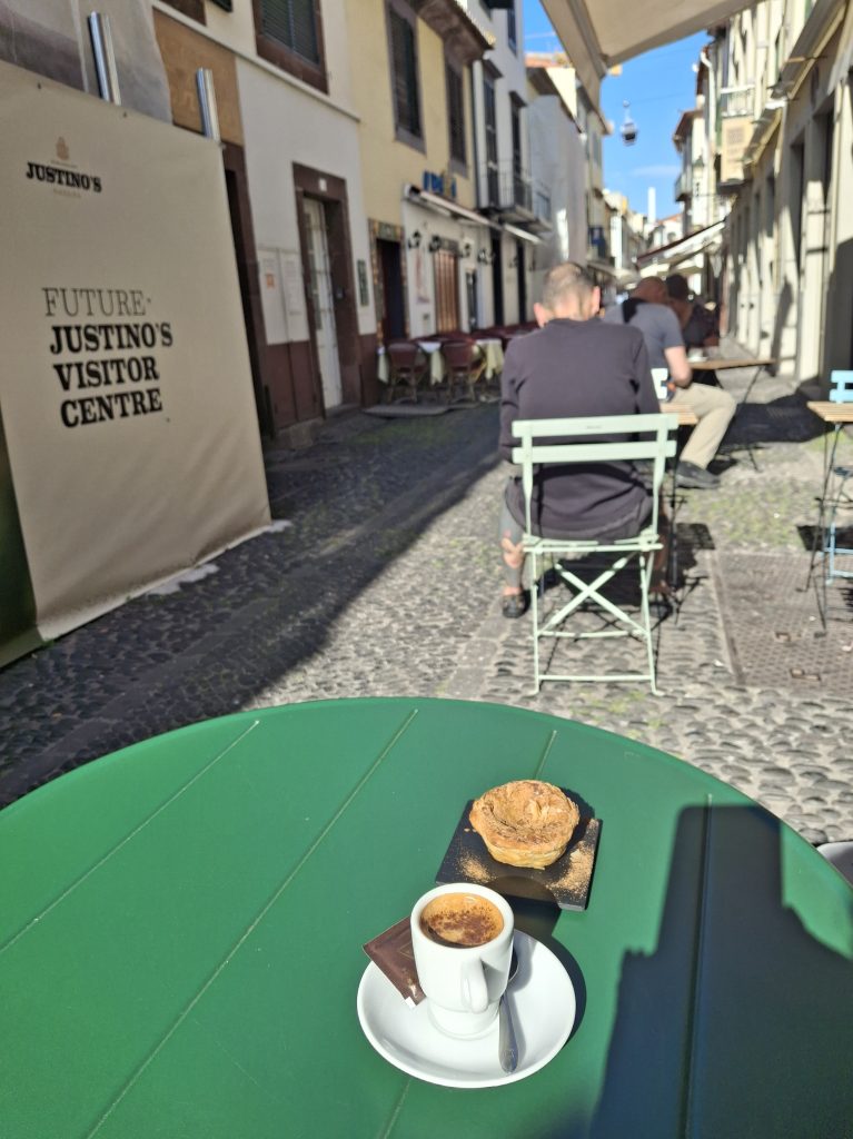 Colazione a Funchal con caffè e pasteis de nata