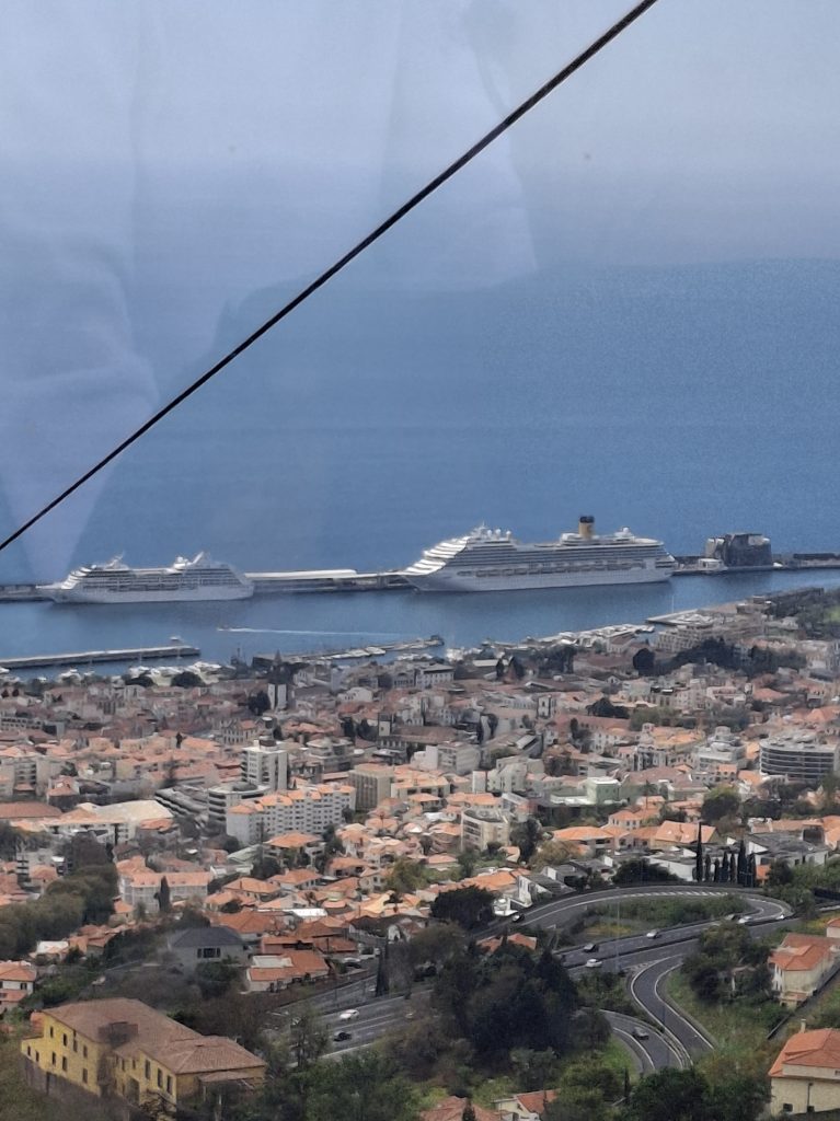 veduta dalla funivia a Madeira, il porto con Costa Fortuna attraccata
