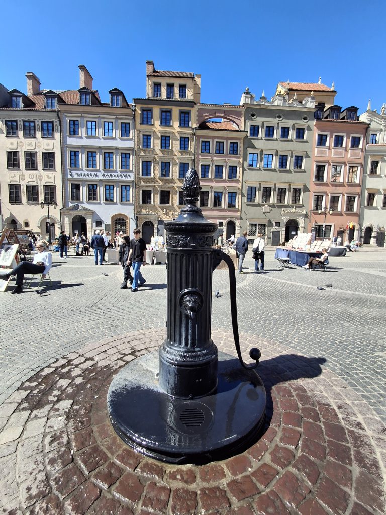 Cosa vedere a Varsavia, Stare Miasto, Piazza del Mercato , la fontana