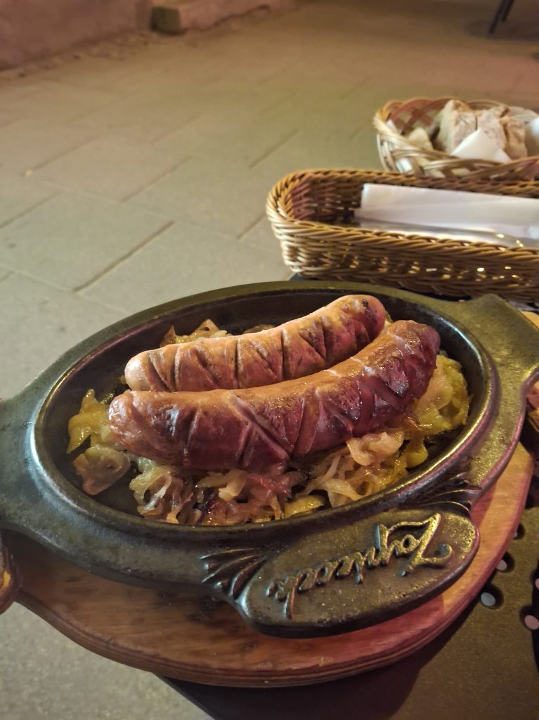 Da Zapiecek, Kiełbasa z cebulką