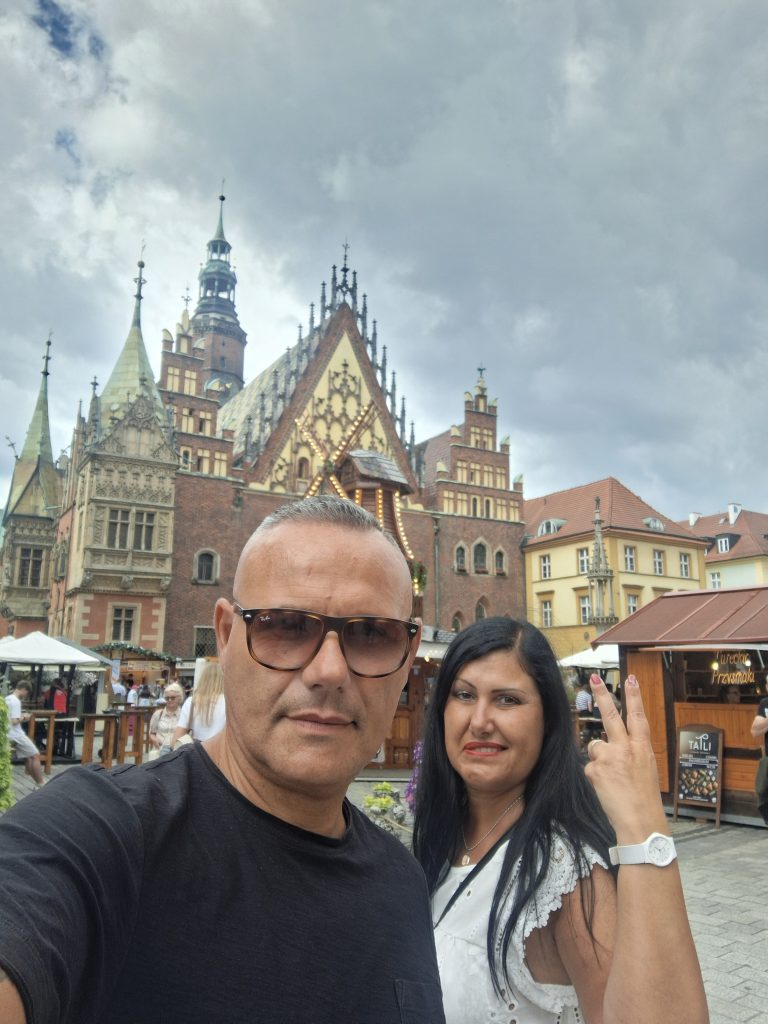 Noi in Piazza del Mercato a Breslavia con il municipio Ratusz