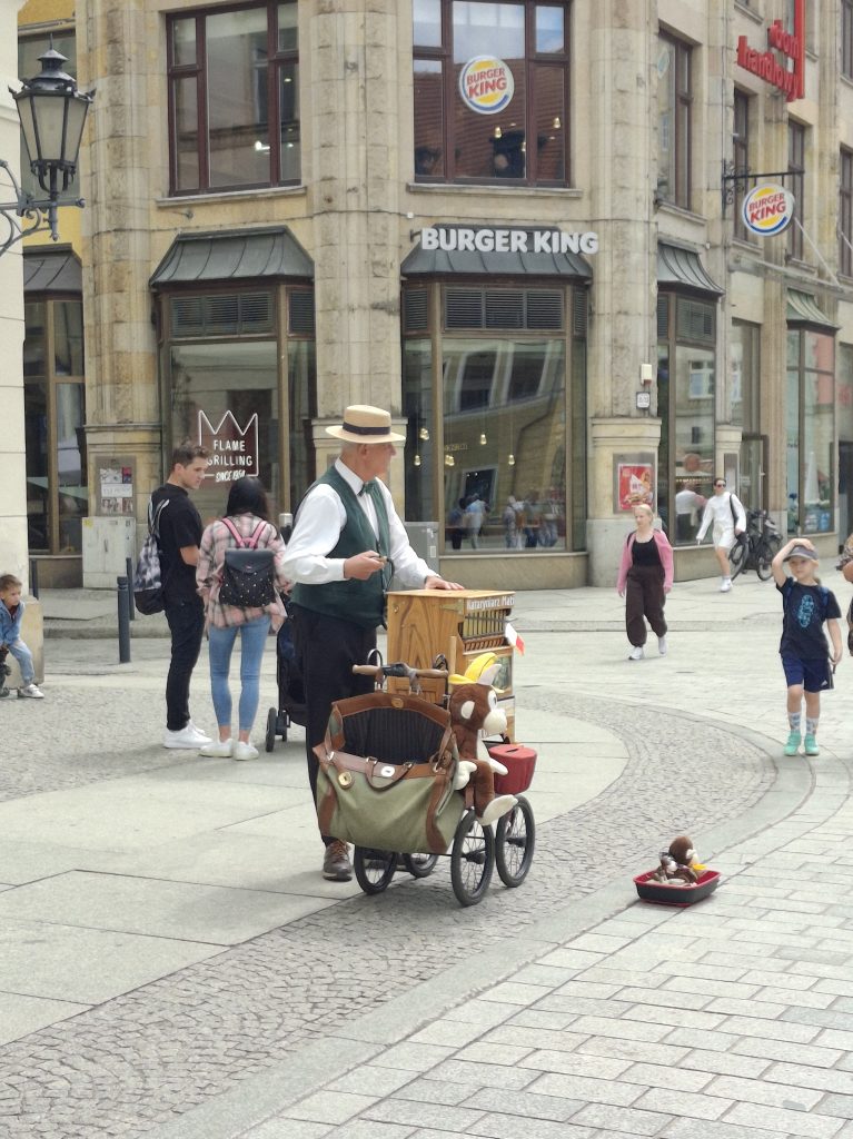 Suonatori di organetto di Barberia a Wroclaw (detti anche barrel organ grinder)