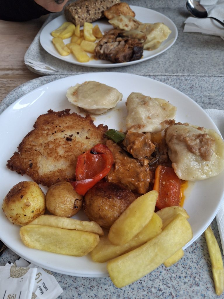 Dove mangiare a Breslavia, da Lepione, piatto misto di pierogi, frittelle di patate, carne e verdure