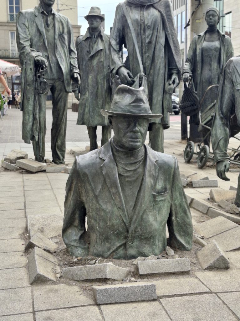 Monumento Pomnik Anonimowego Przechodnia, il passaggio o The passage a Wroclaw