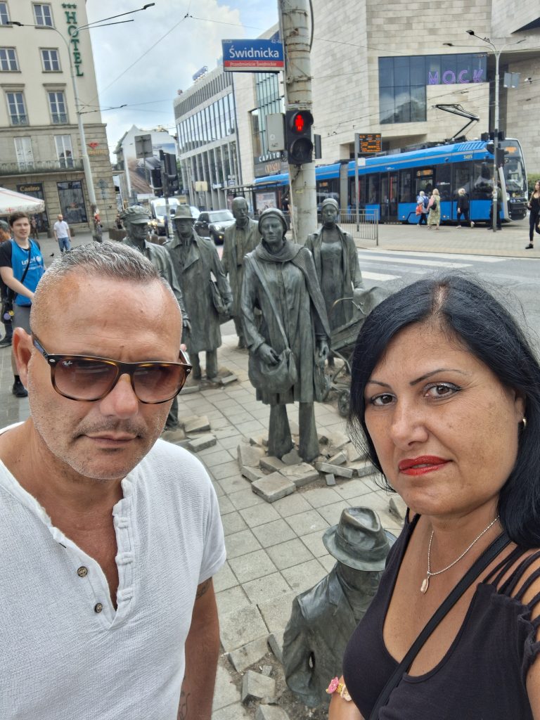 Cosa vedere a Breslavia in due giorni, Monumento Pomnik Anonimowego Przechodnia, il passaggio o The passage a Wroclaw