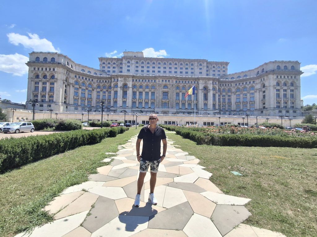 Cosa vedere a Bucarest, Palazzo del Parlamento, Casa Poporului o Casa del popolo