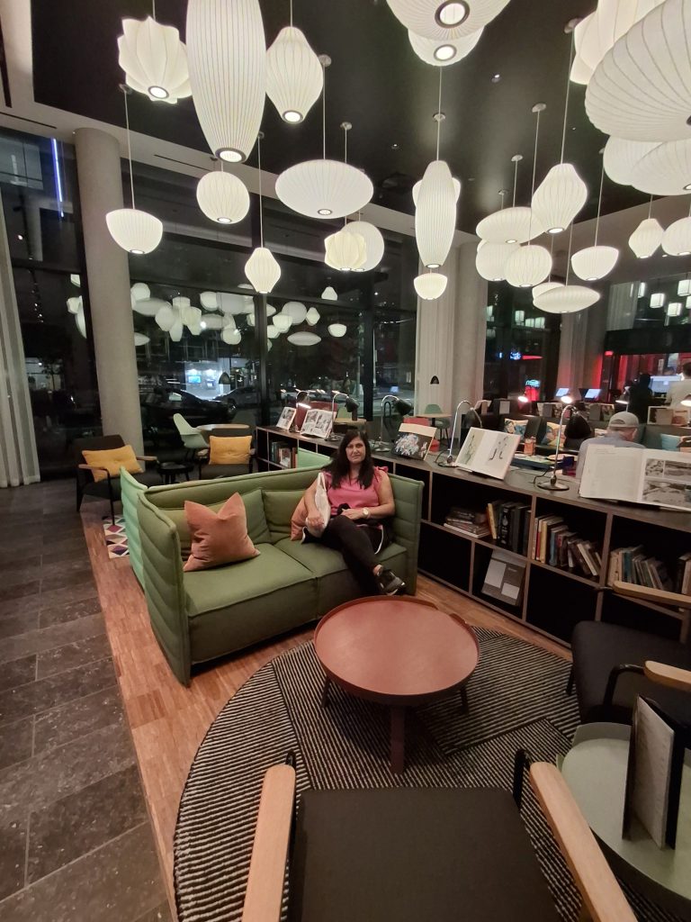 La grande e colorata hall living room di design del citizenM hotel, un alloggio consigliato a Seattle prima di una crociera.