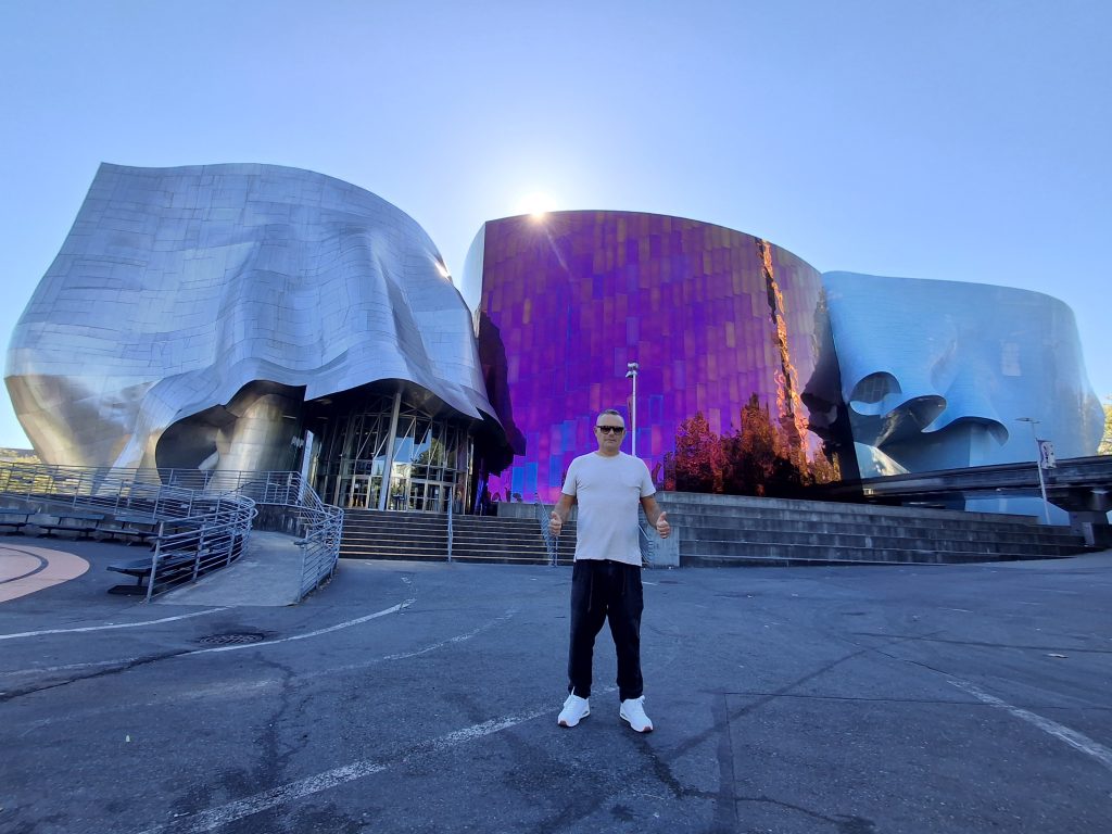 L'architettura colorata e futuristica del museo MoPOP progettato da Frank Gehry, idea per gli amanti della musica 