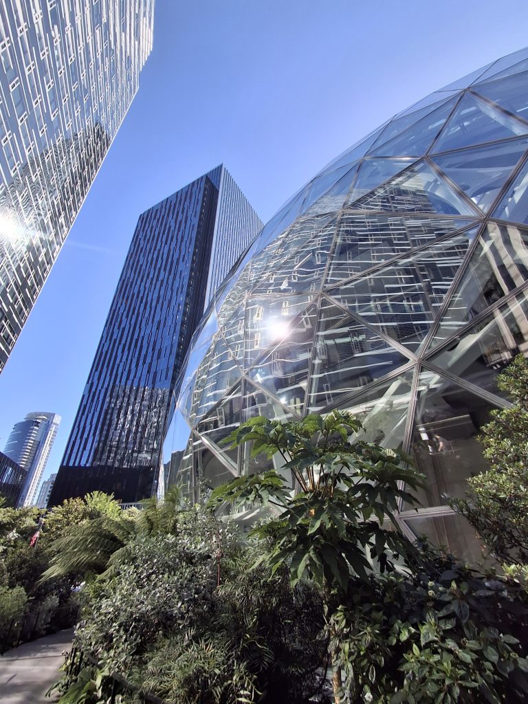 Le strutture geometriche in vetro delle Amazon Spheres in centro città, architettura moderna da vedere nella "Emerald City"
