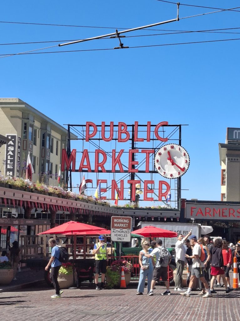 L'insegna al neon rossa del Pike Place Market a Seattle, porto di partenza per l'Alaska