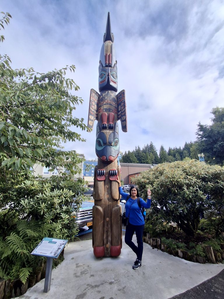 Pali totemici tradizionali nativi americani a Ketchikan Alaska