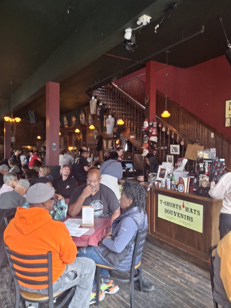 Gli interni del Red Onion Saloon