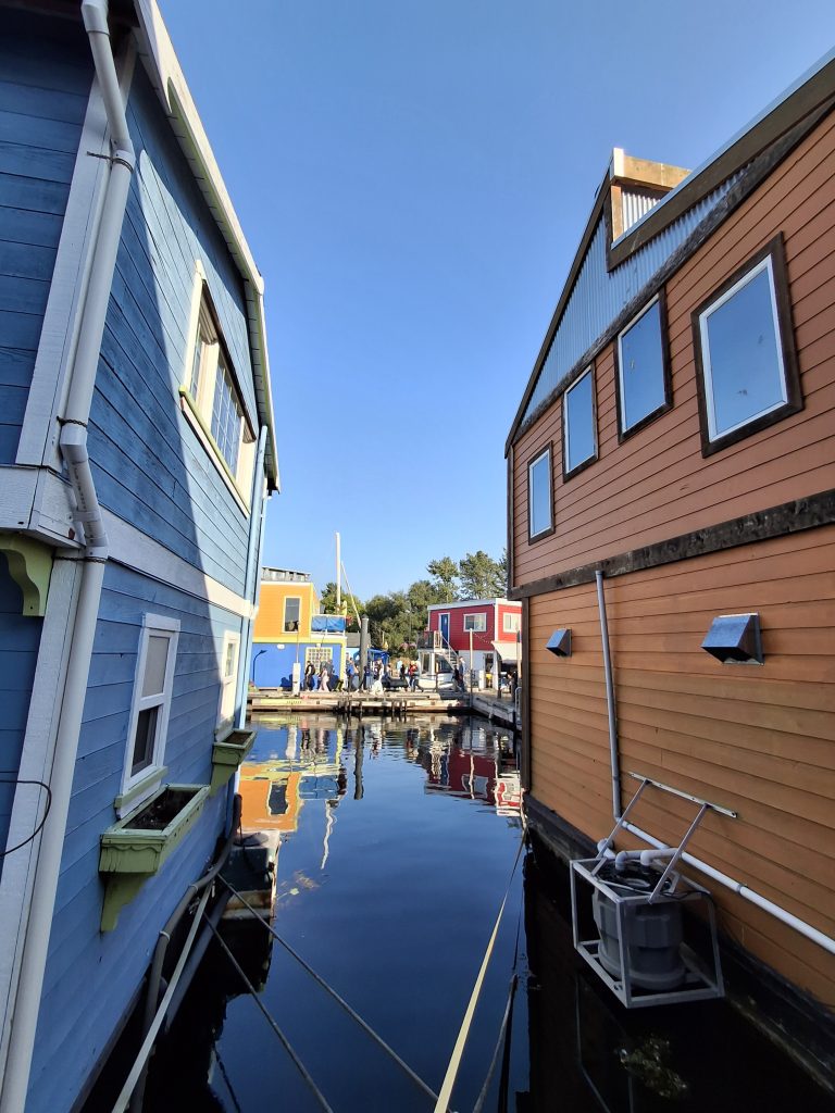 Le houseboat colorate galleggianti del Fisherman's Wharf a Victoria in Canada