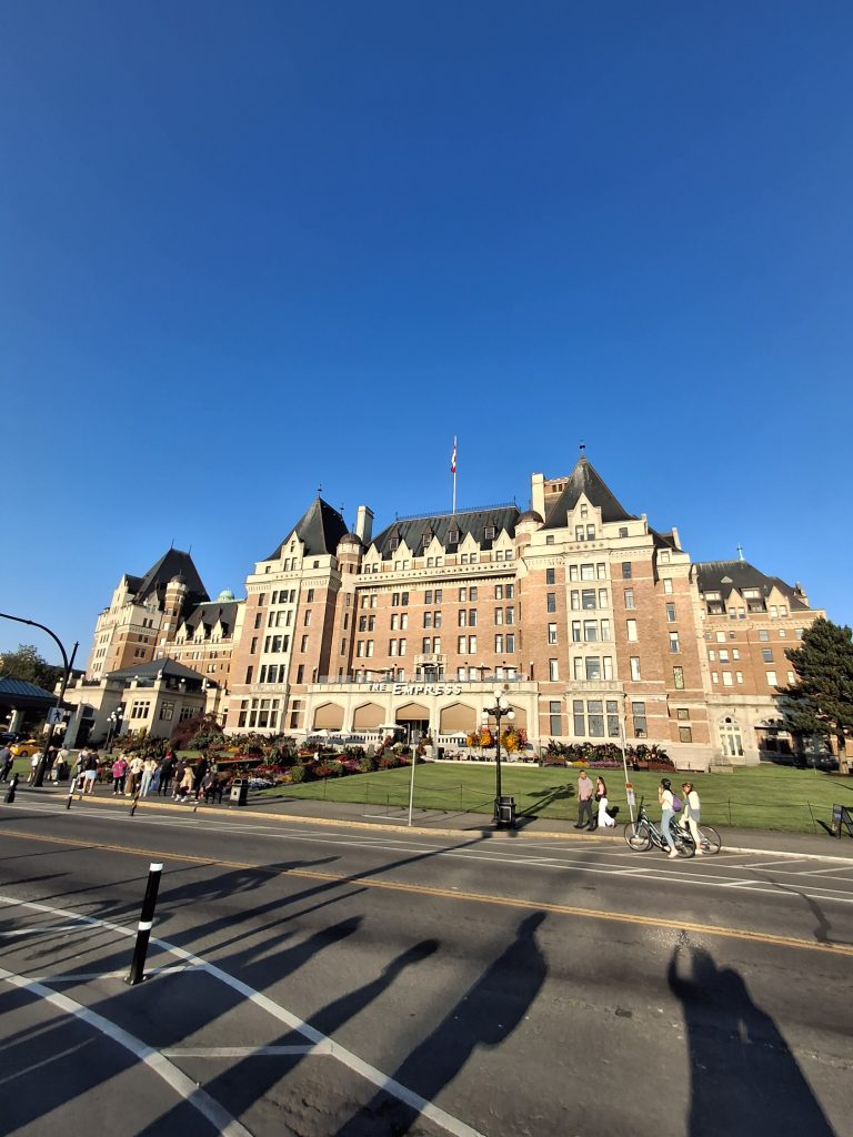 Cosa vedere a Victoria Canada, lo storico Fairmont Empress Hotel affacciato sul porto