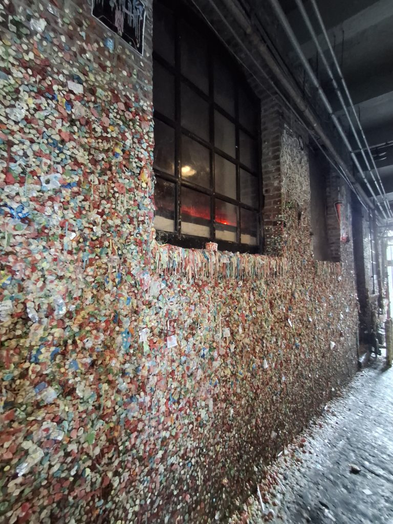 Il coloratissimo e bizzarro muro di gomme da masticare Gum Wall a Post Alley, attrazione insolita su cosa fare a Seattle.