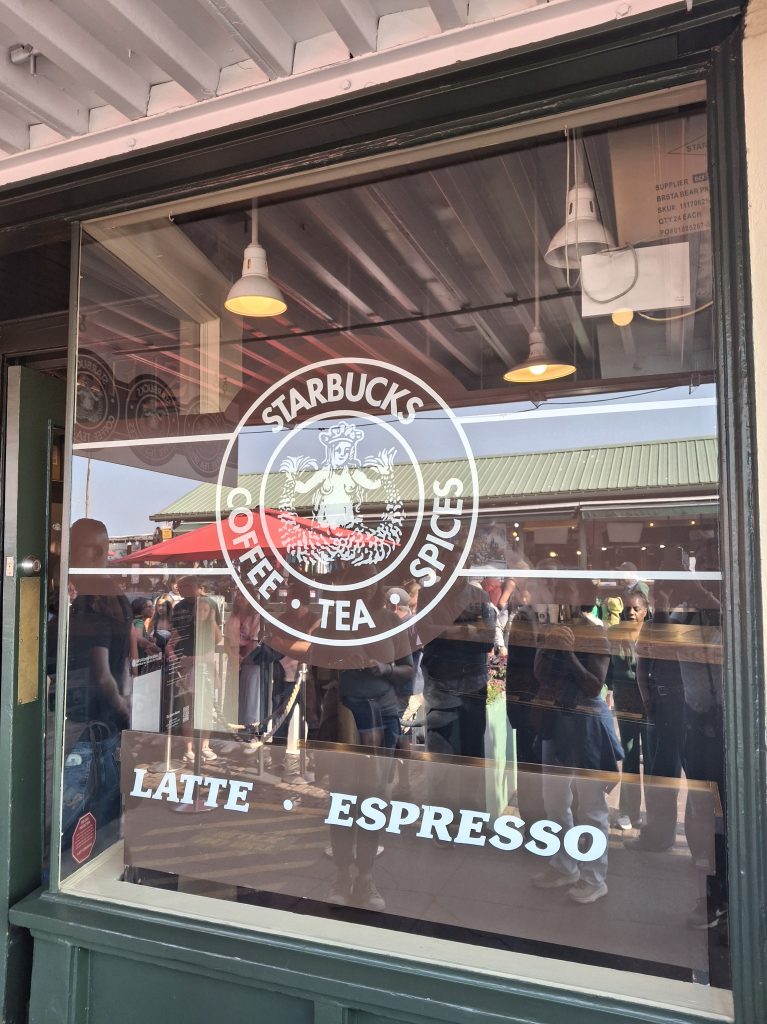L'esterno vintage del primo negozio Starbucks del 1971 a Pike Place Market, idea su cosa fare a Seattle per gli amanti del caffè