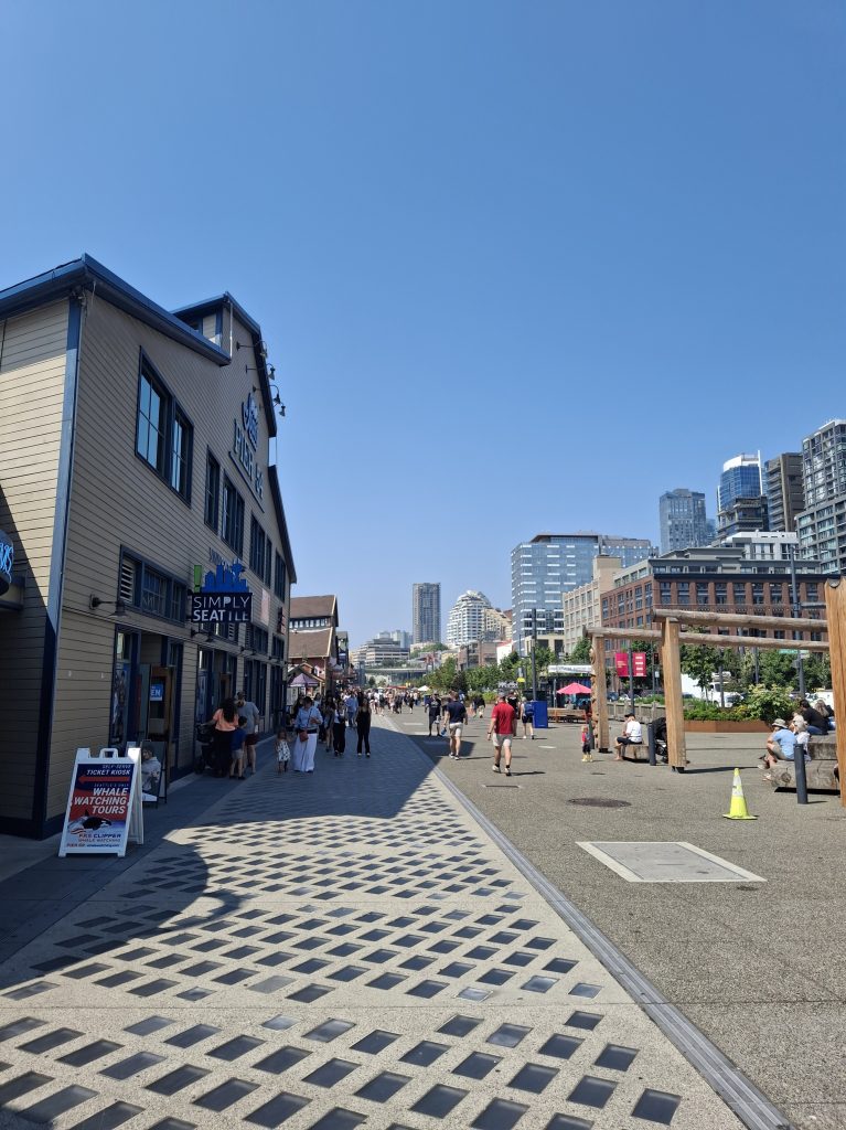 Gli iconici edifici in legno del Molo 54, uno degli scorci più fotografati e autentici nella lista di cosa vedere a Seattle