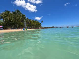 Kūhiō Beach è il naturale proseguimento di Waikiki.
Nota anche come Kūhiō ponds (stagni di Kūhiō) perchè è delimitata da passerelle in cemento che servono a contenere le grosse onde del Pacifico.
Il risultato? Piscine naturali adatte anche ai bambini!
Questa spiaggia è raggiungibile a piedi da Waikiki e rimane vicino allo zoo.

#hawaii #travel #summer #instagood #love #beach #aloha #sea #photography #usa #instalike #ocean #beautiful #tropical #kuhiobeach #oahu #hawaiibeach