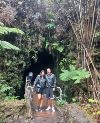 La Thurston Lava Tube è una lunga grotta sotterranea formata da antiche colate laviche collocata nel cuore di una foresta pluviale sulla Big Island (Hawaii).
Camminare al suo interno è una emozione pura ragazzi!!!!

#thurstonelavatube
#bigisland #bigislandhawaii #bigislandvolcano #hawaiivibes #hawaiistagram #hawaii