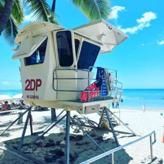 Anche a voi piacciono I "baracchini" dei baywatch?
Questo è uno dei tanti che si trova sulla spiaggia di Waikiki alle Hawaii.
Diciamo che qui si guadagnano lo stipendio....una marea di gente a bagno e di surfisti....devono avere 1000 occhi!

#waikikibeach #waikiki???? #waikiki #saltylife #saltywater #hawaiilove #hawaiivibes #hawaiiisland #Hawaii #travelblogger #travelbloggeritaliani #oahu #oahuhawaii #honoluluhawaii #baywatchhawaii