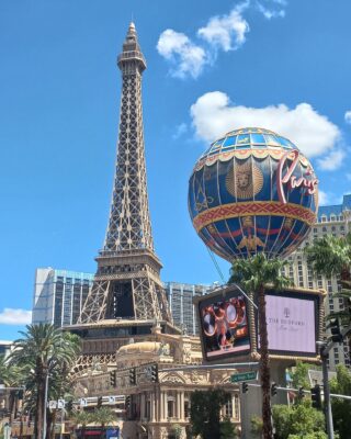 A Las Vegas puoi vivere tutto ciò che ami di Parigi, proprio nel cuore della Strip. 
Al Paris Las Vegas Hotel & Casino sarai trasportato nella Città delle Luci con la stessa atmosfera e passione della città più romantica d'Europa. 
Un'icona dello skyline della città è certamente la Tour Eiffel, un'attrazione ad alta quota considerando i suoi 46 piani. Si tratta di una replica in mezza scala del monumento più famoso di Parigi.
Puoi salire in cima e ammirare la meravigliosa Strip di Las Vegas.
A fianco della Tour Eiffel si trova la mongolfiera che a nostro avviso riesce a trasmettere tutto il romanticismo di Parigi!
All'interno non mancano i dettagli per cercare di ricostruire l'ambiente francese. Dalla segnaletica francese, al cibo ispirato alla Francia, la Tour Eiffel, l'arco di trionfo, il finto cielo blu e molto altro.

 #parislasvegas #parislasvegashotel #parislasvegashotelandcasino  #lasvegas #travelbloggers #travelblogger #lasvegasstrip #travelbloggeres #americandreamcity #americandream #lasvegashotel #lasvegashotels #travelbloggervibes #unitedstatesofamerica #nevada #travelbloggerlife #travelblogs #striplasvegasblvd #unitedstates #StatiUniti