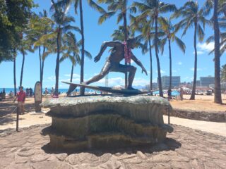 "Surfer on a Wave"
A Queens Beach, un'altra delle spiagge vicine a Waikiki e precisamente al Waikiki Wall, si trova questa bellissima statua soprannominata "il surfista sull'onda". 
Incorniciata dalle palme sullo sfondo e dall'Oceano azzurro la sua collocazione è semplicemente spettacolare!
Non trovate?

#Surfers #hawaii #travel #summer #instagood #love #beach #aloha #sea #photography #usa #instalike #ocean #beautiful #tropical #oahu #queensbeach #oahubeaches #oahuisland
