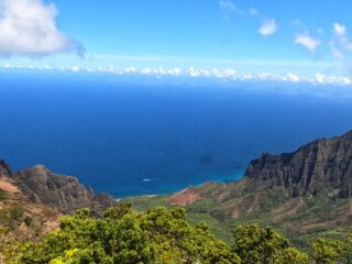 La Nā Pali  Coast è una costa selvaggia e spettacolare sull'isola di Kauai, Hawaii.
La sua costa frastagliata ti lascerà senza fiato mentre osservi le scogliere che si alzano fino a 1.200 mt sopra l'Oceano Pacifico, le grotte, le vallate verdissime, gli archi di rocce e le cascate che si gettano nel vuoto. Non parliamo del colore del mare che la bagna....
Ci sono diversi modi di vedere la Nā Pali  Coast:
????Osservarla dall'alto, guidando fino al Kokee State Park per ammirare la vista sulla valle di Kalalau.
????Percorrendo il sentiero escursionistico Kalalau Trail, il tratto più bello è quello che parte dalla spiaggia di Ke'e Beach e arriva fino alla valle di Hanakapiai ( 2 miglia circa)
????In barca per vedere dalla spiaggia le scogliere e le grotte. Solitamente gita di un giorno in catamarano, partenza da Port Allen
????Per i più sboccioni, in elicottero per vedere questa meraviglia dall'alto!

Voi quale modo scegliereste per visitare la Nā Pali Coast?

 #napali #napalicoast #nāpali #napalicoaststatepark  #kauai #kauaihawaii #kauailove #kauaihawaii #kauaiadventures  #hawaii #hawaiiislands #travelblogger