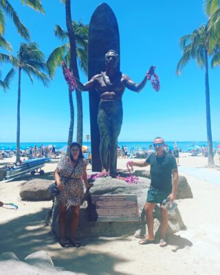 Un simbolo di Waikiki è proprio la statua alle nostre spalle. Sapete chi rappresenta?Duke Paoa.
Duke Paoa Kahanamoku nacque il 24 agosto 1890 a Honolulu, Hawaii.
È cresciuto a Waikiki e la sua vita spensierata l'ha trascorsa con l'oceano come parco giochi, facendo quello che amava - per lo più nuoto, surf, canoa e bodysurf.

A 21 anni vinse la sua prima medaglia d'oro olimpica, poi rappresentò gli Stati Uniti alle Olimpiadi per 20 anni, vincendo non solo medaglie ma i cuori delle persone di tutto il mondo. È ricordato come un nuotatore non solo per una velocità notevole, ma per la sua grazia in acqua, il suo buon umore e la sua sportività!
#dukepaoakahanamoku #waikiki #honoluluhawaii #waikikibeach #oahu